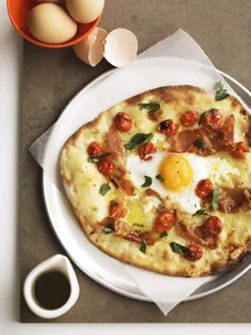 Prosciutto and tomato pizza with soft egg