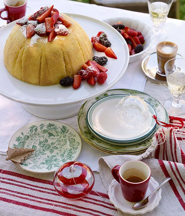 Zabaglione cake with berries