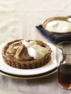 Little hazelnut tartlets with caramel fudge icing