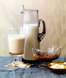 Hot malted milk with cinnamon dulce de leche