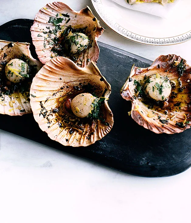 Pan-fried scallops with garlic, parsley and lemon