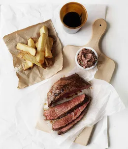 Pan-fried skirt steak with red wine butter and fat chips