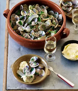 Clams and artichokes with alioli