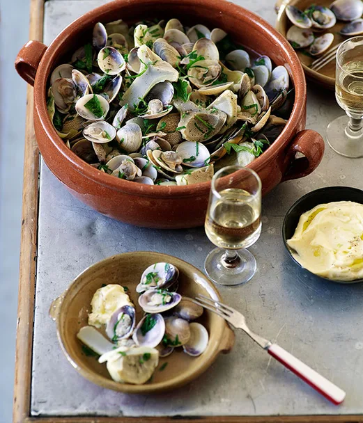 Clams and artichokes with alioli
