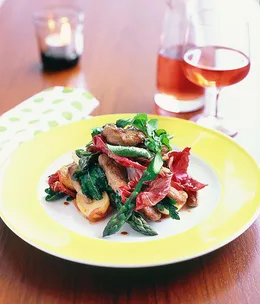 Warm beef salad with rocket, radicchio and potato