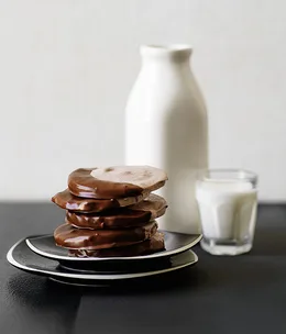 Chocolate-malt meringues