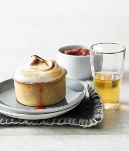 Little rhubarb meringue pies