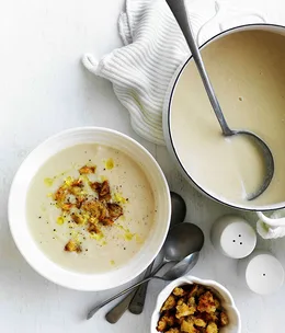 Cauliflower soup with mustard and Gruyère croûtons