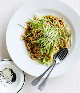 Soba noodles with Chinese cabbage, cucumber and young ginger