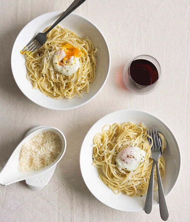 Linguine with poached egg, pepper and parmesan