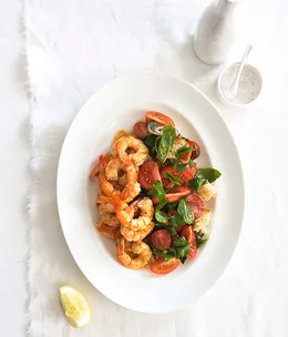 Pan-fried prawns with bread and tomato salad