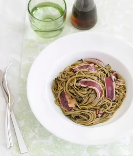 Soba noodles with tuna and black sesame seeds