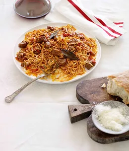 Maccheroni alla chitarra con ragù d’agnello e peperoni
