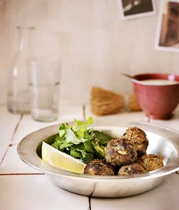 Kefta with garlic yoghurt sauce