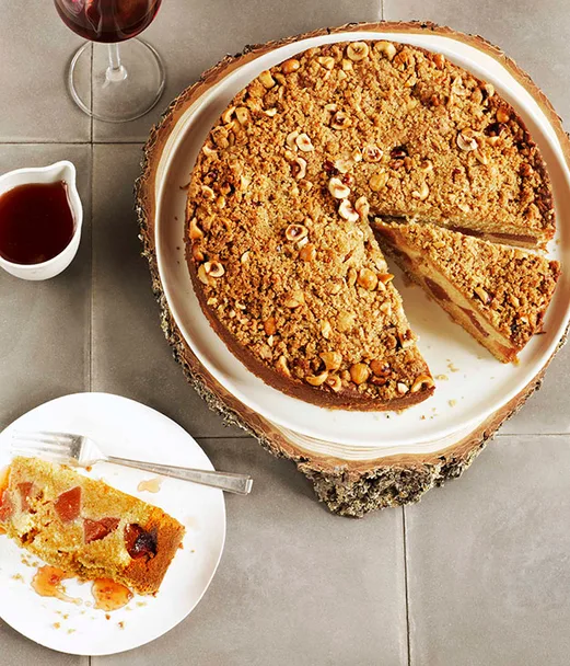 Cr&egrave;me fra&icirc;che quince crumble cake