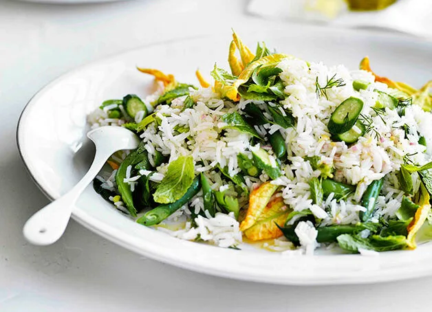 Rice salad with zucchini flowers, peas, beans and mint
