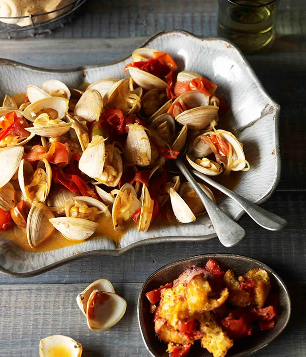 Tomato-chilli vongole with tomato crumbs