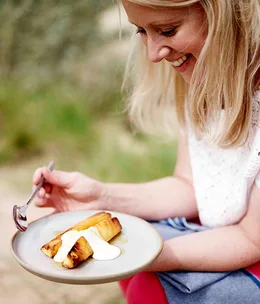 Grilled pineapple with raw honey and yoghurt