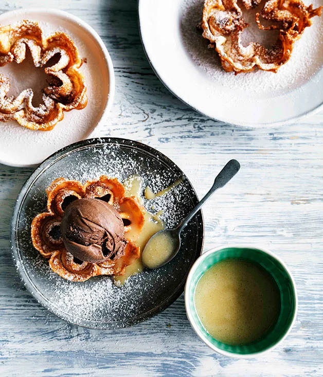 Ponderaciones with manjar blanco and chocolate ice-cream
