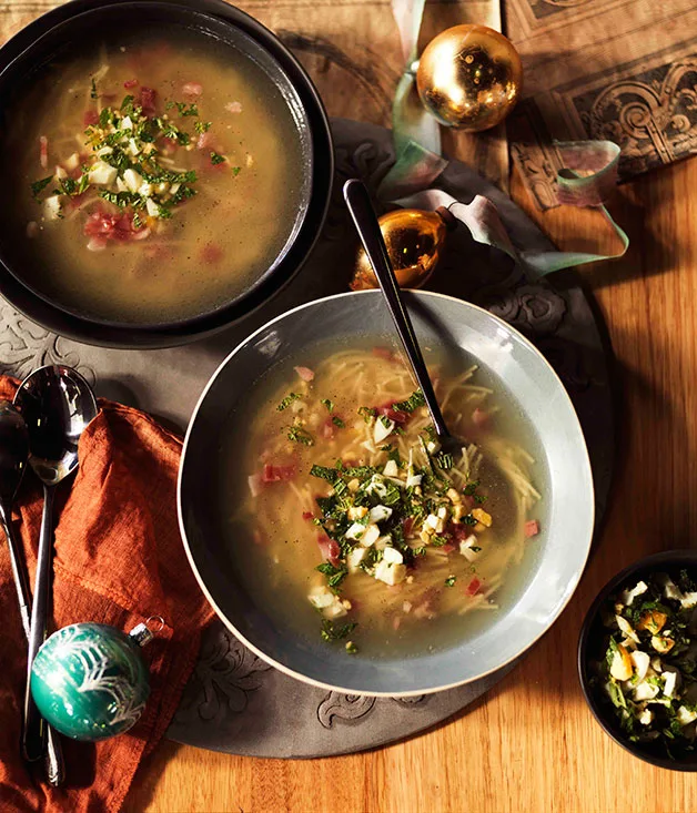 Jamón and pasta soup with mint (Sopa de picadillo)