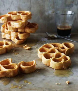 Fried pastry loops with honey (origliettas)