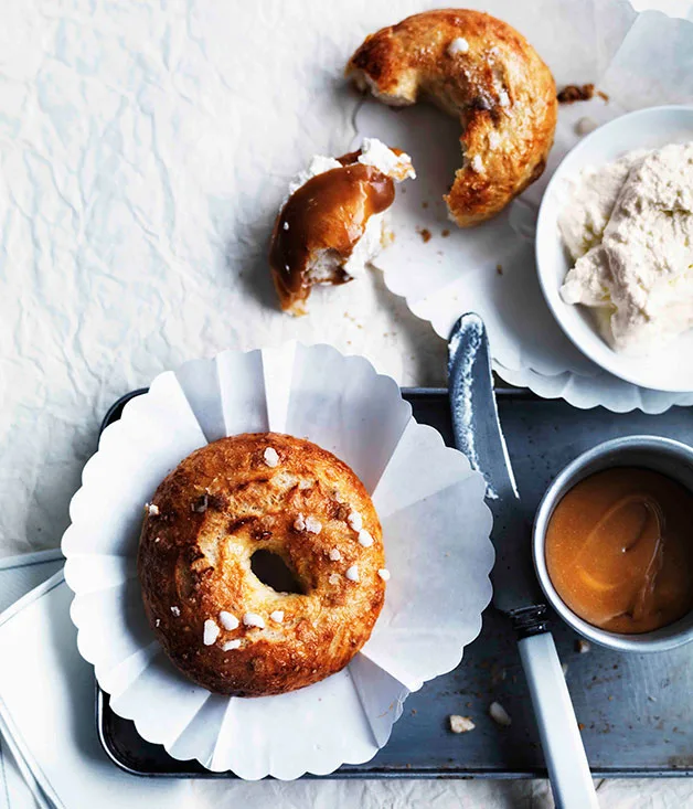 Salty-sweet bagels with ricotta and caramel sauce
