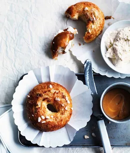 Salty-sweet bagels with ricotta and caramel sauce