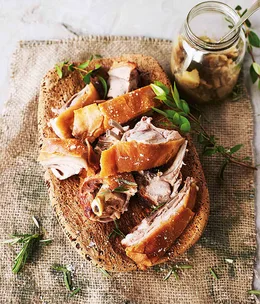 Roast suckling pig with scented apple sauce (porcetto arrosto con salsa alle mele)