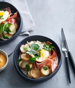 Fried potato, egg and jamón