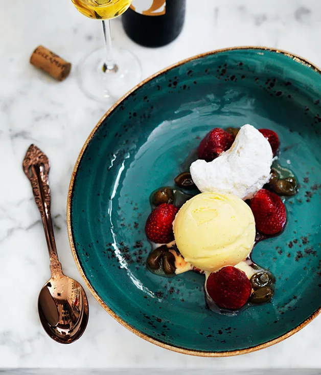 Lemon ice-cream with strawberries, rose and shortbread