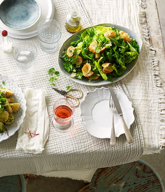 Salade verte with garlic croûtons