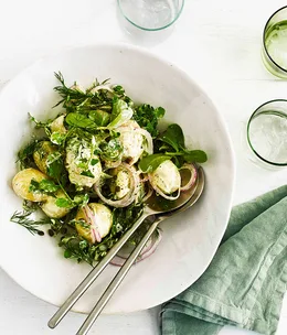 Potato salad with crème fraîche, onion, purslane and dill
