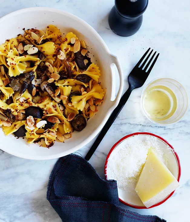 Farfalle with chestnut mushrooms and almonds