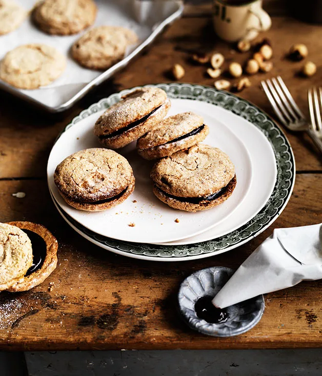 Crisp hazelnut meringues