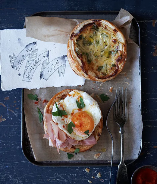 Ham and Gruy&egrave;re tartlets with fried egg