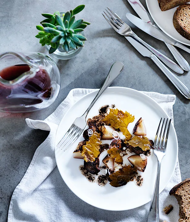 Sautéed duck hearts and livers with vine leaves