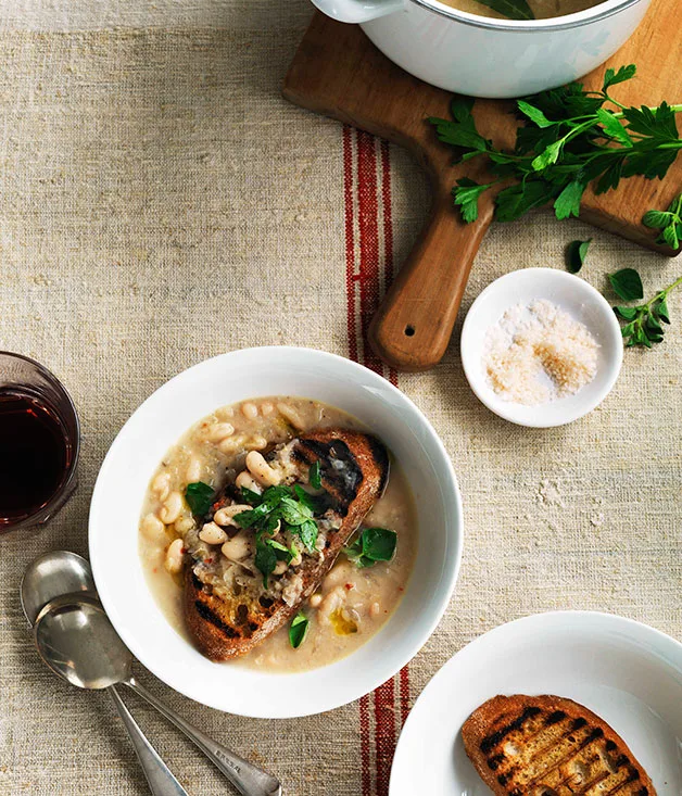 White bean soup with garlic crostini