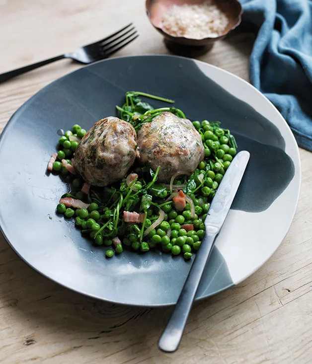 Lamb crépinettes with sautéed peas