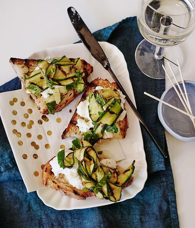 Bruschetta with mozzarella, zucchini, mint and lemon