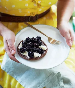 Brambles, fresh cheese and speculaas