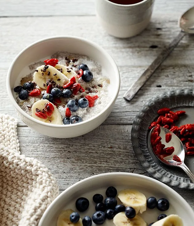 Chia-seed puddings with blueberries, banana and goji berries