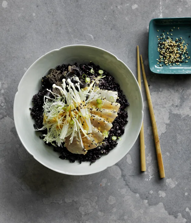 Black and white kingfish bowl