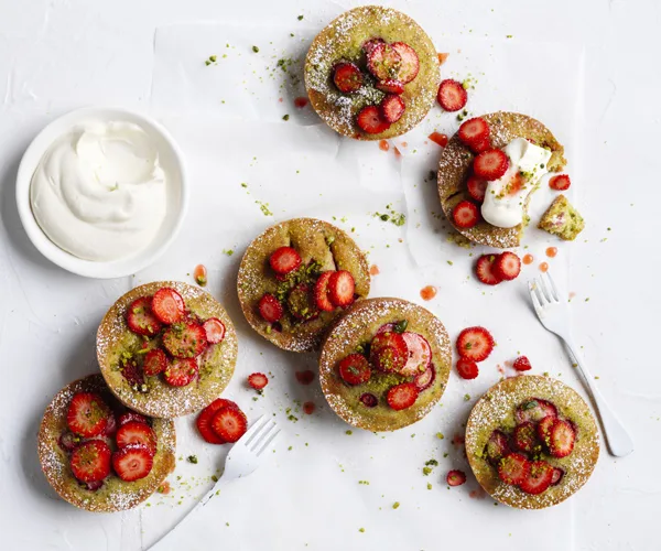 Strawberry pistachio cakes