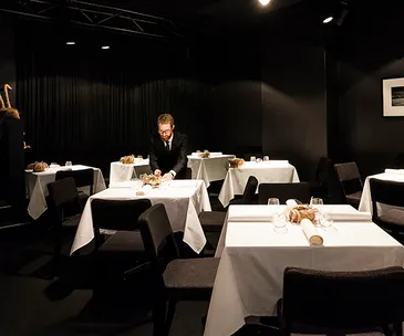 Does a great restaurant need tablecloths?