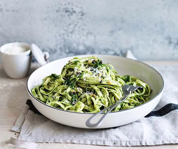 Linguine with walnut-parsley pesto recipe