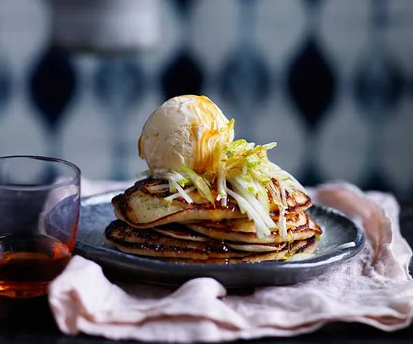 Ricotta hotcakes with apple and honey