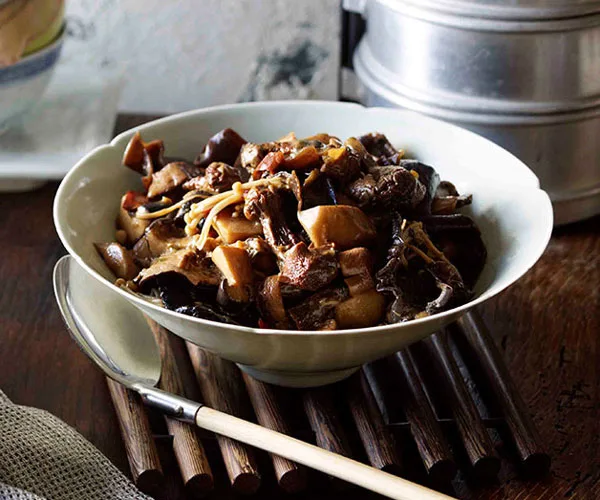 Braised mushrooms with chillies and Sichuan pepper (Dun xiang gu)