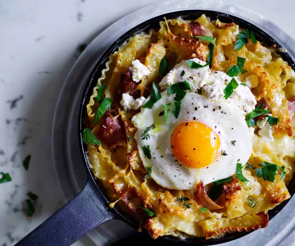 Ham and provolone mac and cheese with fried egg