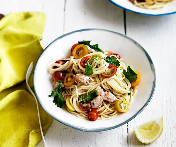 Linguine with tomato, prawns and rocket