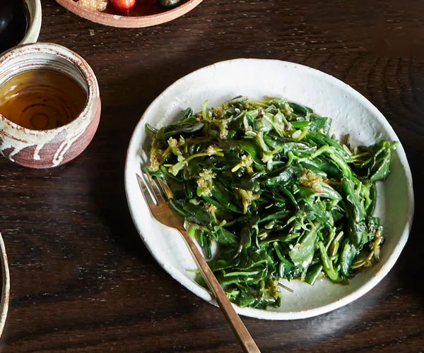 Stir-fried Australian native greens with garlic